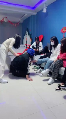 套路直播视频【精神小妹】多人群调-面部摧毁/暴力踢踹踩跺 bf26038 -套路艾彩视频