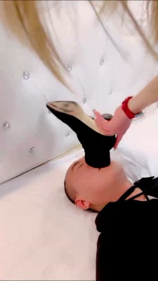 套路直播视频【梦涵大大】人形犬驯化-口水/耳光/全体重踩踏/闻鞋窝 bf25917 -套路艾彩视频