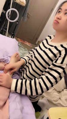 套路直播视频【橘子没熟】开发抖M闺蜜舔脚【完整版】 bf26468 -套路艾彩视频