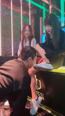 套路直播视频【精神小妹】双S-KTV-全体重踩踏/舔鞋逗狗 bf26153 -套路艾彩视频