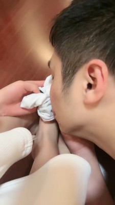 套路直播视频【桃幼幼】反绑强制鞭打踩踏/骑马/洗脚水窒息 bf26361 -套路艾彩视频