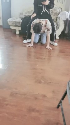 套路直播视频【妖玲】运动鞋白袜气味羞辱-遛狗 bf26363 -套路艾彩视频