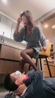 套路直播视频【禾末】厕奴驯化记-超多圣水喝/黑丝美腿诱惑/内裤套头堵嘴 bf26430 -套路艾彩视频