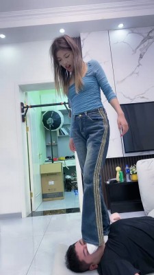 套路直播视频【麋鹿银儿】白棉袜脚重度踩踏/深喉脚耳光/骑马溜双狗 bf26416 -套路艾彩视频