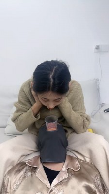 套路直播视频【狗哥】超强重口专场-口水+咀嚼物喂食/闻舔原味白袜 bf26386