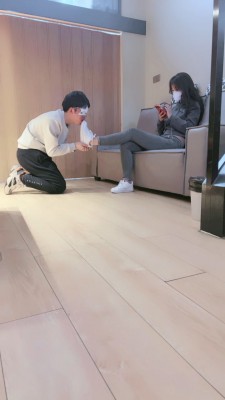 套路直播视频【晚晚】舔脏小白鞋-红色船袜-踩踏恋足 bf26315