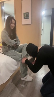 套路直播视频【叶娘】双S-舔脏鞋/蒙眼闻脚闻袜/踩踏【双视角版】 bf26152