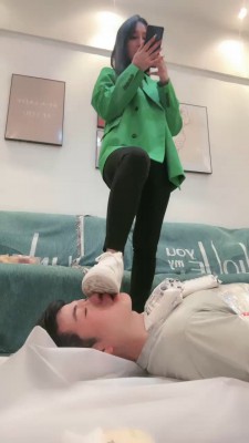 【思诺】第一次玩深喉变被踹打/吃船袜 bf26763 -套路艾彩视频