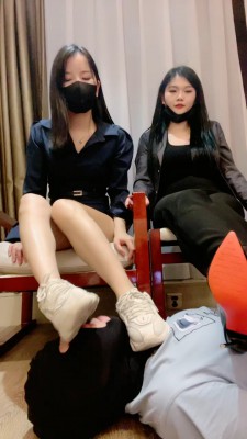 套路直播视频【漫漫S】沉浸式tj-小白鞋棉袜+高跟黑丝诱惑脚奴【双视角版】bf26775