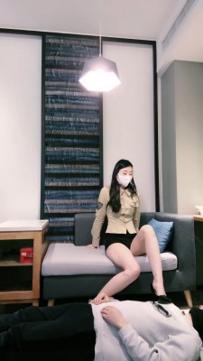 套路直播视频【罗宾】御姐长腿高跟诱惑-闻臭袜-提档-转胯裸足狂舔 bf26789 -套路艾彩视频