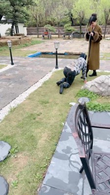 套路直播视频【宸宸】双S户外遛狗-清理脏泥靴底/喝地上脏水【双视角版】bf26780 -套路艾彩视频