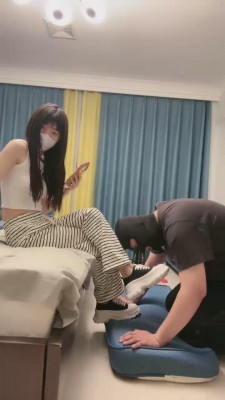 套路直播视频【兔兔大人】学生S首调-舔各种脏鞋【双视角版】 bf26818