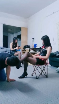 套路直播视频【果儿S】双S-圣水泡辣条-耳光专场-骑脖子【双视角完整版】bf26783