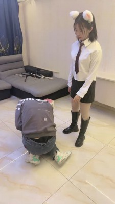 套路直播视频【依依子】萝莉主长靴重度提档/肉丝全体重踩踏 bf26741