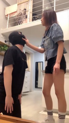 套路直播视频【术术S】丝袜勒脖/重度耳光/闻舔原味白袜/转胯 bf26676