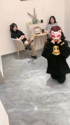 套路直播视频【天津女仆店】推荐-开发多名女仆素人做S玩母畜【双视角版】 bf26657