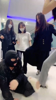 套路直播视频【精神小妹】群调-学生主暴力踢踹/全体重踩踏/转胯喝圣水 bf26612 -套路艾彩视频