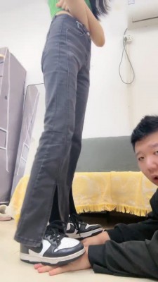 套路直播视频【素人星探】运动鞋白袜全体重踩-强制闻鞋窝白袜脚-棉袜塞嘴 bf26544 -套路艾彩视频