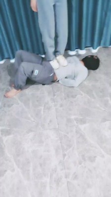 【小狐狸S】双S-小白鞋白袜全体重踩踏/骑马/踢踹 bf26954 -套路艾彩视频