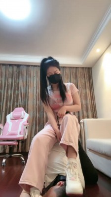【桃幼幼】健身回家原味辱狗-吃袜子/踩踏舔脏鞋/耳光抽 bf26936 -套路艾彩视频