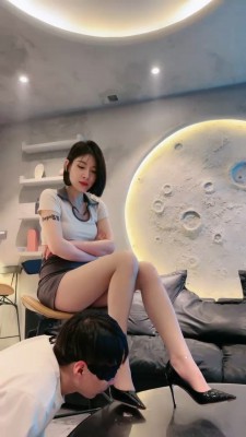 【简一】长腿车模S-高跟踩狗舌/口水拉丝/舔大腿诱惑 bf26887 -套路艾彩视频