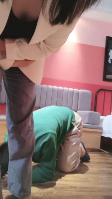 【嗯哼S】高跟裸足踩踏喂食 bf26861 -套路艾彩视频
