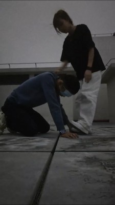 【小亿】阳台素人调-小白鞋超臭白棉袜强迫狗闻舔【完整版】bf26891 -套路艾彩视频