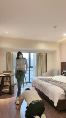 【默默s】178长腿模特-运动鞋白船袜/恋足转胯/提档踩踏 bf27064 -套路艾彩视频
