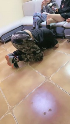 【安琪】推荐-6S群调群虐-喝圣水/脏鞋踩踏喂食【完整版】bf26978 -套路艾彩视频