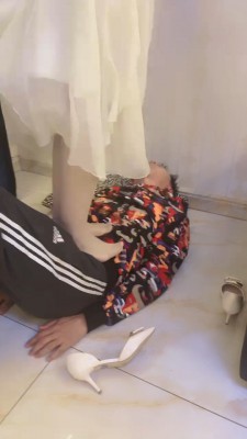 【依依子】肉丝全体重踩踏/鞭打/虐乳臭脚狂舔 bf27446 -套路艾彩视频