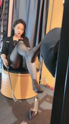 【鑫儿教头】囚禁狗笼强制舔鞋/喝口水圣水/藤条抽 bf27192 -套路艾彩视频