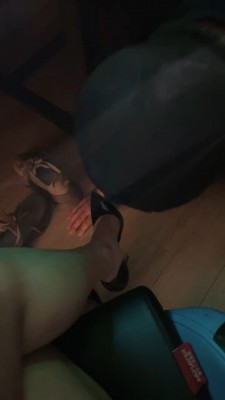 【汐言】网吧包间偷闻鞋子被发现【下】 bf27242 -套路艾彩视频