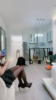【芷晴】黑丝女郎诱惑-鞭打/全体重踩/电击/捆绑 bf27323 -套路艾彩视频