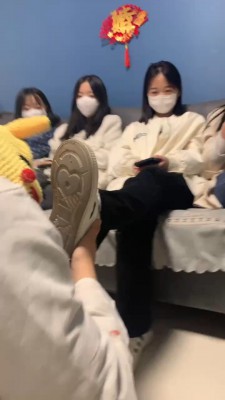 【精神小妹】4S群调群虐-运动鞋棉袜舔/全体重踩踏/提档耳光 bf27265 -套路艾彩视频