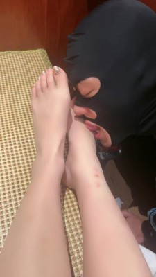 【奈奈生】足浴店舔和服小姐姐裸足/喂食 JS23041805 -套路艾彩视频