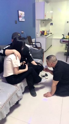 【精神小妹】首播素人情侣主-小白鞋棉袜-舔脏鞋闻棉袜 bf27555 -套路艾彩视频