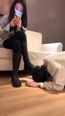 【槿一】卑微脚垫桌下舔鞋实录 bf27678 -套路艾彩视频