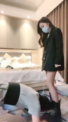 【川野尤娜】马奴骑马转胯/短靴踩黑丝捂脸闻 bf28059 -套路艾彩视频