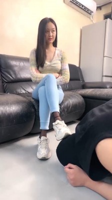 【艾莉】运动鞋踩踏喂食/酸奶裸足舔/骑马强制吃口水 bf28161 -套路艾彩视频