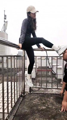 【素人星探】户外阳台小白鞋女神调-骑马踩踏虐乳/舔鞋袜 bf28159 -套路艾彩视频