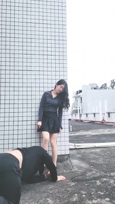 【嘉妮】天台遛狗-高跟踩踏/转胯/骑马/居高临下恋足调 bf28148 -套路艾彩视频