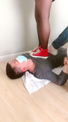 【小欣欣】情侣主踩踏专场-运动鞋+黑丝踩/臭脚捂脸闻 bf28149 -套路艾彩视频