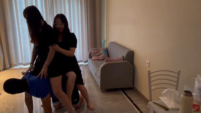珂玥带18岁妹妹玩踩踏踢裆让狗奴舔脚-珂玥教坏素人妹妹-语言羞辱超刺激 YC-220704-4 -套路艾彩视频