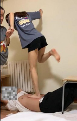 【萝莉酱】学生姐妹花跳踩地狱00后在校学生素人暴力跳踩人肉毯子