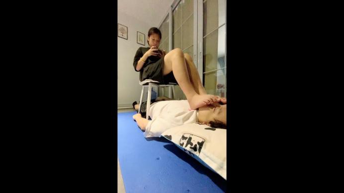 【萝莉酱】足球健将小玉首调 穿了半个多月没洗的脏袜子蹦跳踩踏闻舔臭脚 -套路艾彩视频