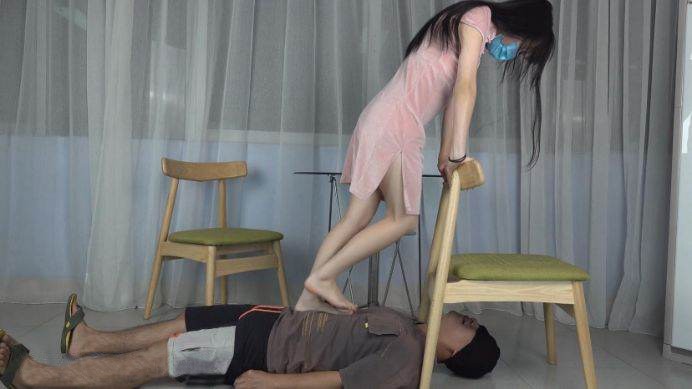 【南国原创】古灵精怪美女S宝儿和同学猜拳，输的要被对方踩在脚下玩弄 YC-220622-2