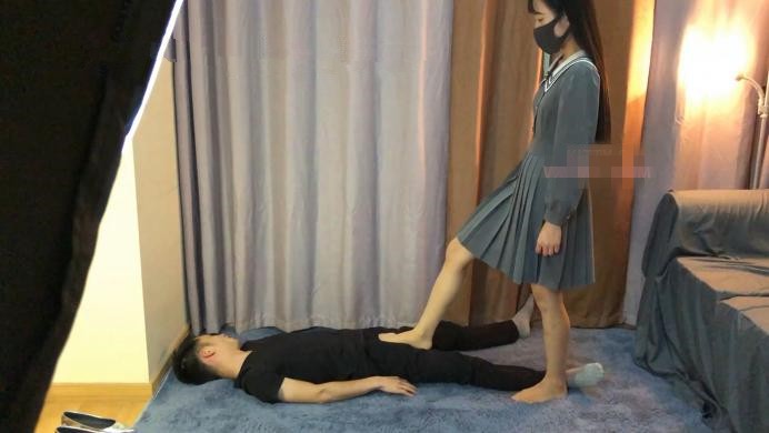 Kitty女王首调の丝足爆踩地毯 -套路艾彩视频