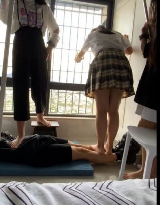 四小主第一次的踩踏体验 -套路艾彩视频