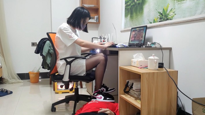 168cm黑丝AJ中山少女姿默玩LOL，无意识把狗头狗裆当脚垫 YC-220224-3 -套路艾彩视频