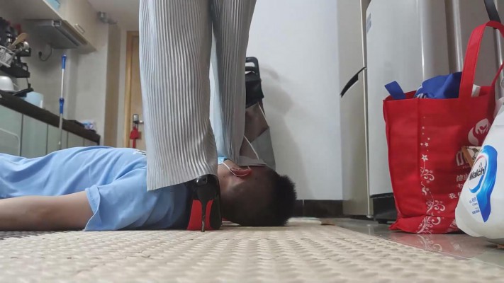 女神多视角踩贱狗多角度 YC-220119-7 -套路艾彩视频